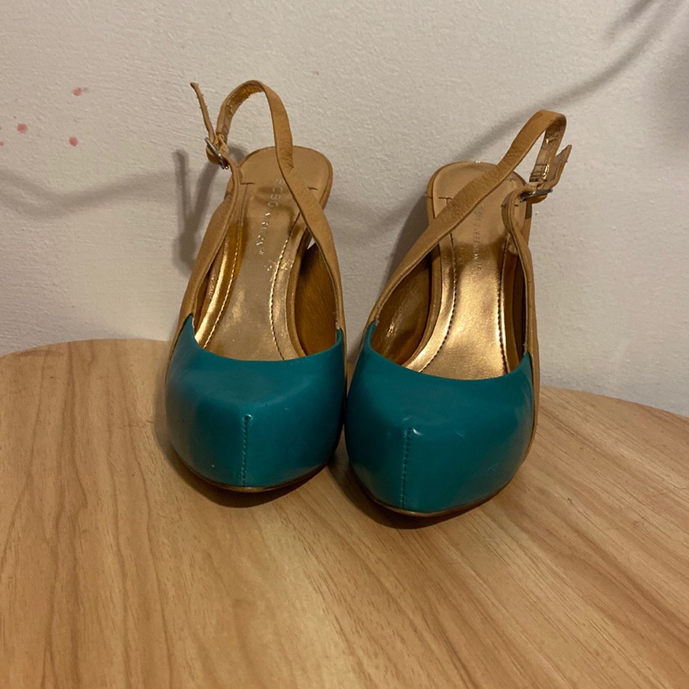 BCBG HEELS TAN AND GREEN